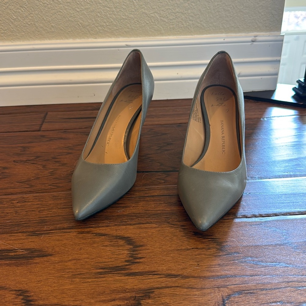 Banana Republic Classic Gray Leather Pointed Toe Pumps - Size 7.5